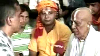 निर्मोही अखाड़े के महंत हैं संतुष्ट