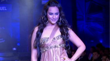 Sonakshi falls on the ramp