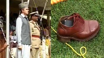 Video : Shoe hurled at Omar at I-Day function