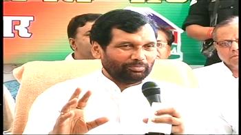 Paswan joins chorus: Who let Warren go?