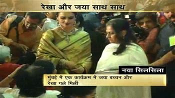 Video : Rekha hugs Jaya Bachchan at a book launch!