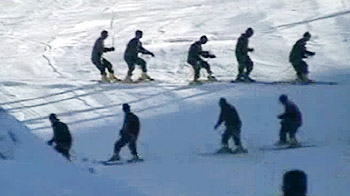 उत्तराखंड में बर्फबारी में मस्ती