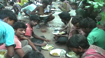 इज़्ज़त के लिए मज़दूरों को सुविधाएं