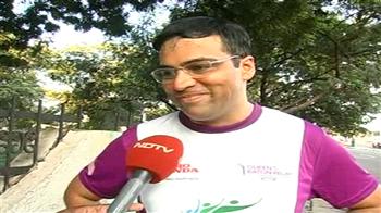 Vishwanathan Anand welcomes Queen’s Baton in Chennai