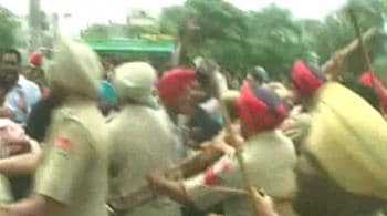 शिक्षकों पर बरसीं लाठियां