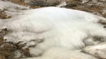 पाले से नदियां और झरने जमे