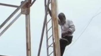 टावर पर चढ़ गए बुजुर्ग! टावर पर चढ़ गए बुजुर्ग!