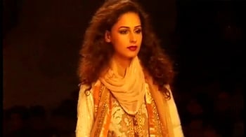 Video : Manish's exotic Indian touch to Couture Week