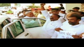 चप्पल चली और गमले टूटे