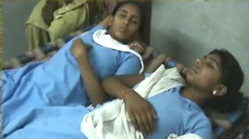 Videos : दवा पीकर अस्पताल पहुंचीं बच्चियां