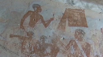 Video : Egypt's top archaeologist shows off newly discovered tomb