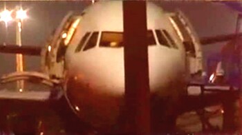 Videos : खुद ही खबरा गया था विमान का स्टाफ