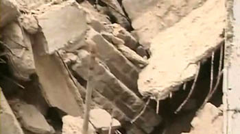 दिल्ली के लक्ष्मीनगर में इमारत गिरी दिल्ली के लक्ष्मीनगर में इमारत गिरी