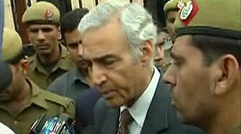 Building collapse: Delhi Lt Governor inspects site