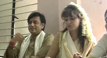 Videos : शशि-सुनंदा ने मनाया ओणम
