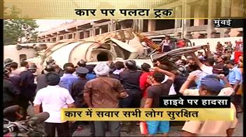 इनोवा पर पलटा ट्रक