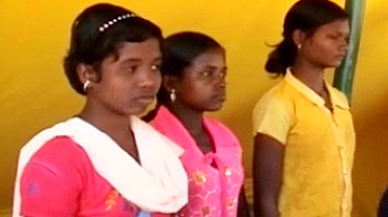 महिला उग्रवादियों ने सौंपे हथियार