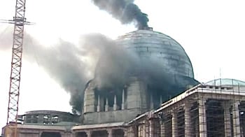 Video : Fire at Mayawati's Noida park