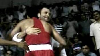 Video : CWG: Vijender hugs Rahul Gandhi after bout