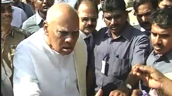 Rosaiah loses cool with Jagan supporters