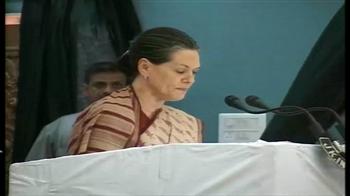 Sonia visits Jammu, gives Srinagar a miss