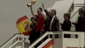 Video : Triumphant homecoming for Spain
