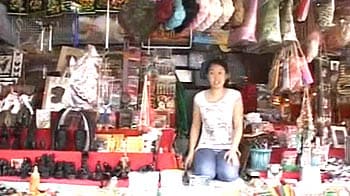 Video : Shopping at Bangkok's floating market