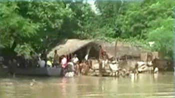Videos : गोंडा में भीषण बाढ़, 50 हजार बेघर