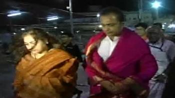 On way to Venkateswara Temple, Anil rests in Mukesh's guesthouse