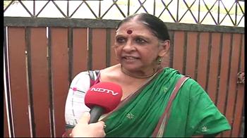 अपना सामान लेने पहुंचीं जया