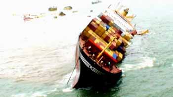 समुद्र में फैला सैकड़ों टन कच्चा तेल