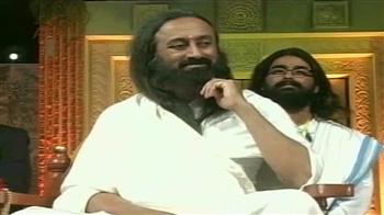 Sri Sri Ravishankar's car fired at