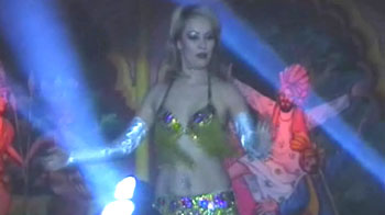 Ukrainian dancers entertain Mulayam and family