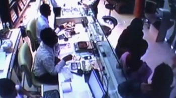 Videos : CCTV catches 6-crore theft at jewellery store