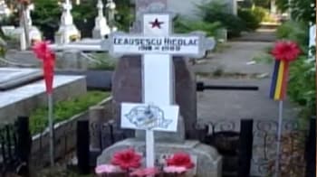 Video : Ex-Romanian dictator Ceausescu and wife exhumed