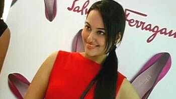 Video : Sonakshi falls once again!