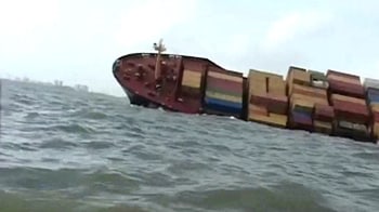 Video : Mumbai: Efforts on to contain oil spill