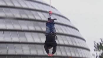 Video : UK man bounces to bungee jump record