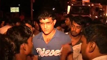 Video : Ganguly caught in ugly mob violence