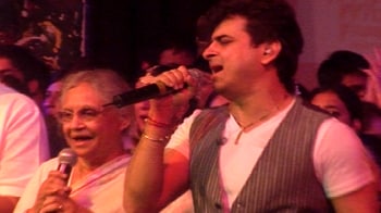 Video : Delhi CM Sheila Dikshit jives to CWG song