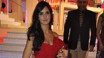 Katrina shakes to Sheila Ki Jawani on stage