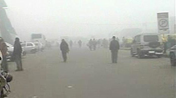 कोहरे से ट्रेनें लेट, यात्री परेशान