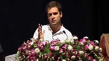 Video : Rahul Gandhi charms students in Pune