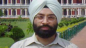 IAS official sold secrets for sex, money?