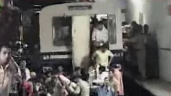Video : Kolkata: Two coaches of Metro derail, no casualties reported