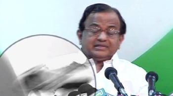 Video : Sikh journalist chucks shoe at Chidambaram