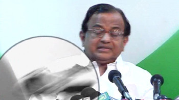 Sikh journalist chucks shoe at Chidambaram