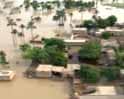 Video : Pakistan helicopters drop food to flood Victims