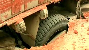 सड़क में गड्ढा, ट्रक फंसा