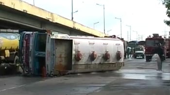 Video : Chemical tanker overturns on Mumbai highway